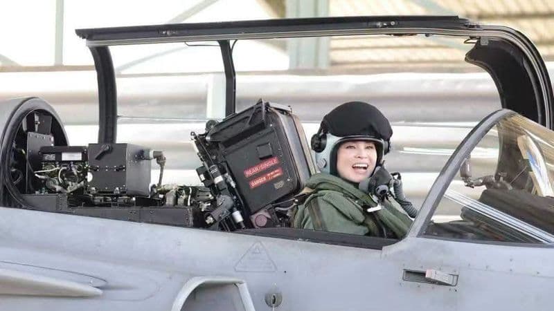 King Observes Queen’s First Solo Flight in JAS 39 Gripen, Presents Flowers After Training