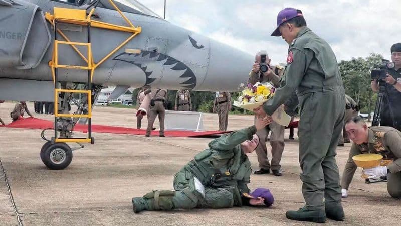 King Observes Queen’s First Solo Flight in JAS 39 Gripen, Presents Flowers After Training