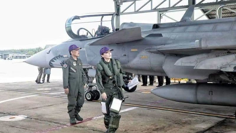 King Observes Queen’s First Solo Flight in JAS 39 Gripen, Presents Flowers After Training