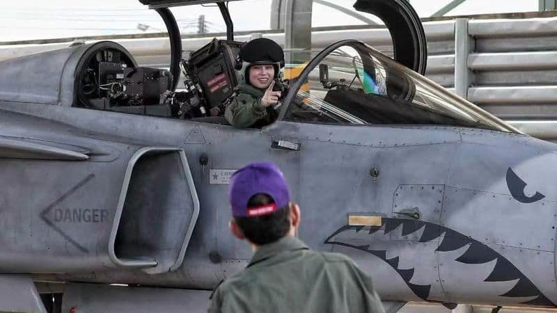 King Observes Queen’s First Solo Flight in JAS 39 Gripen, Presents Flowers After Training