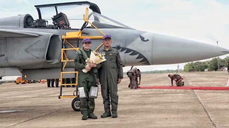 King Observes Queen’s First Solo Flight in JAS 39 Gripen, Presents Flowers After Training